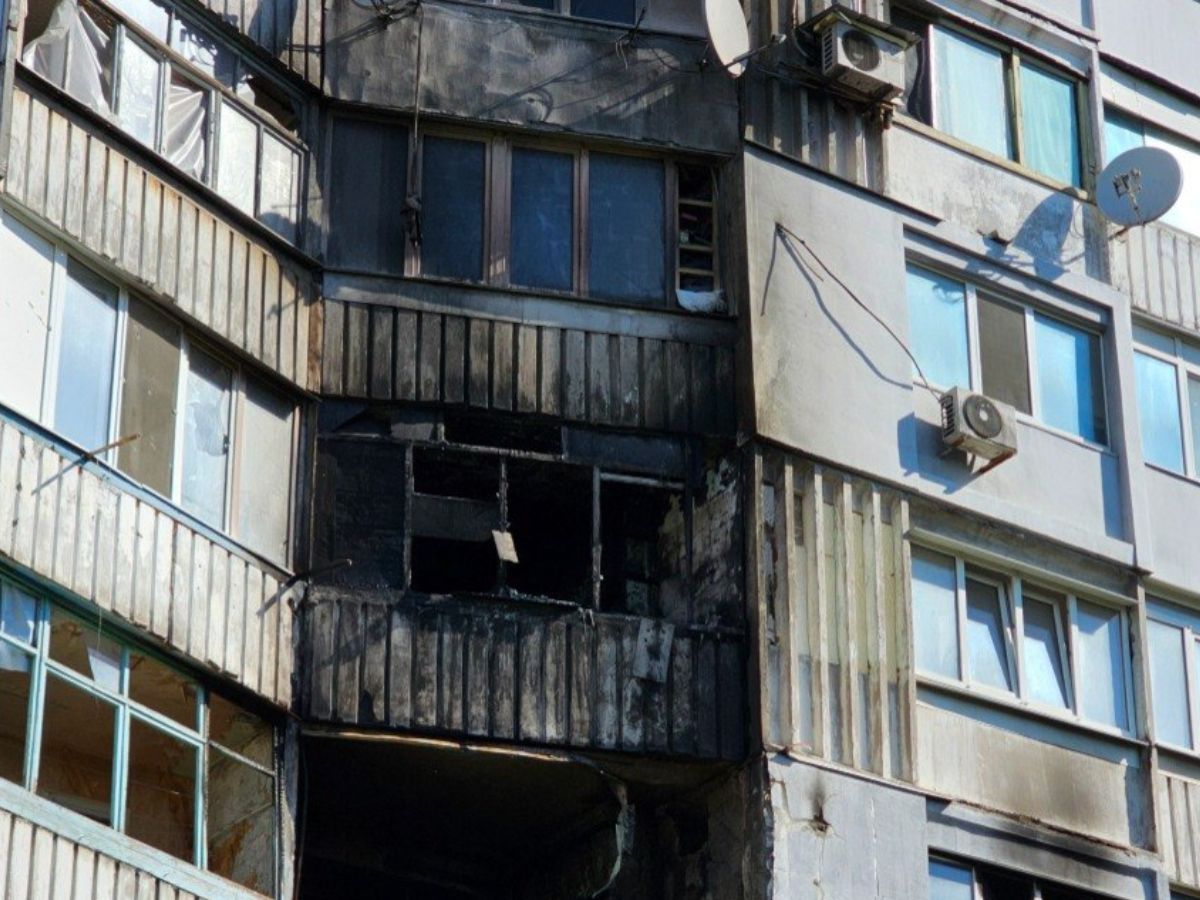 Вигорілі квартири та зруйновані балкони: ОВА показала наслідки дронової атаки на Херсон