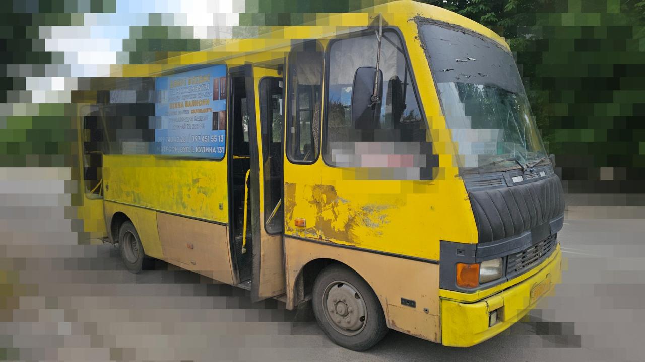 У Херсоні ворожий дрон атакував маршрутку: є загиблий та поранені