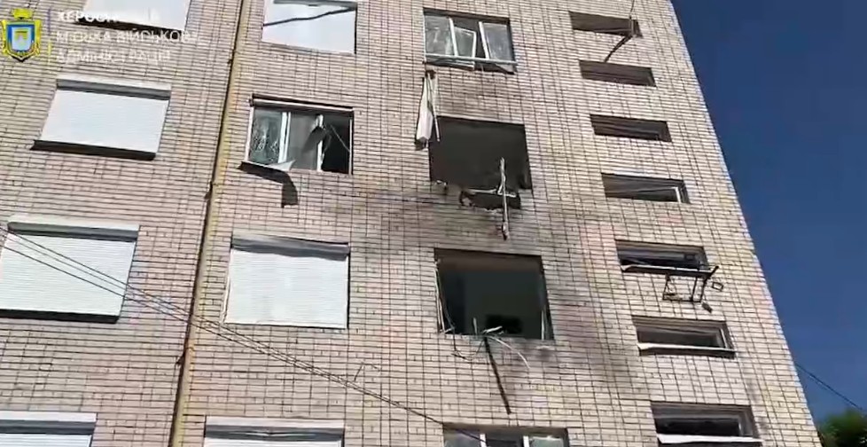 У Херсоні через обстріл пошкоджено лабораторний корпус медзакладу (відео)