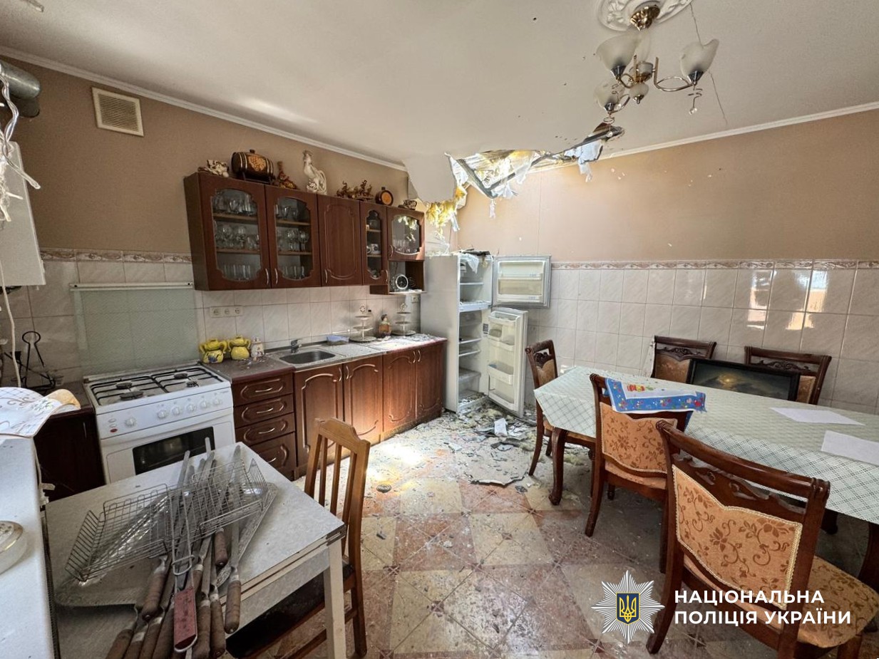 Пошкоджено будинки, дитсадок та АЗС: наслідки російських ударів по Херсонщині (фото)