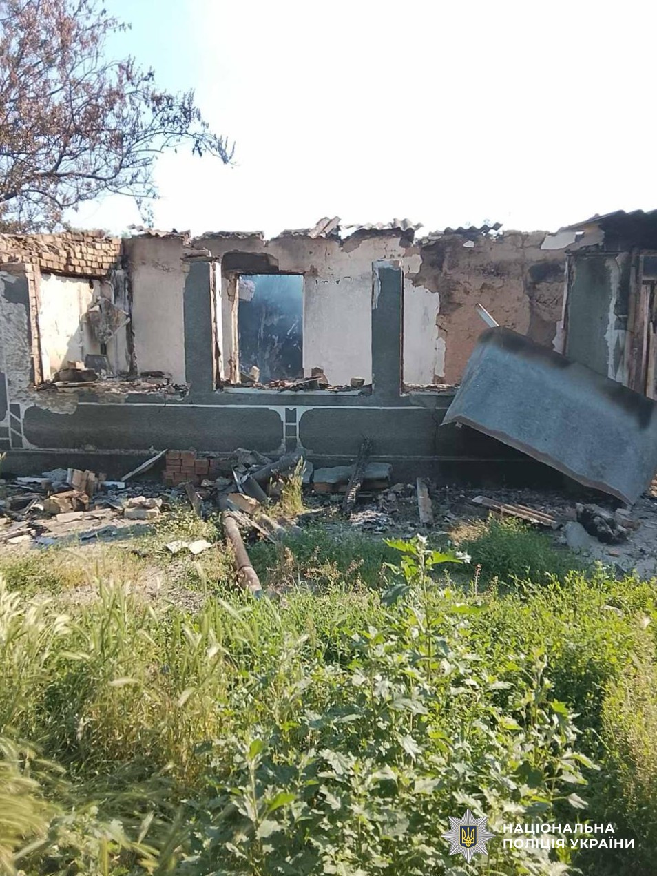 Ворог тероризує Херсонщину артилерією та дронами: пошкоджено багатоквартирний і 17 приватних будинків (фото)