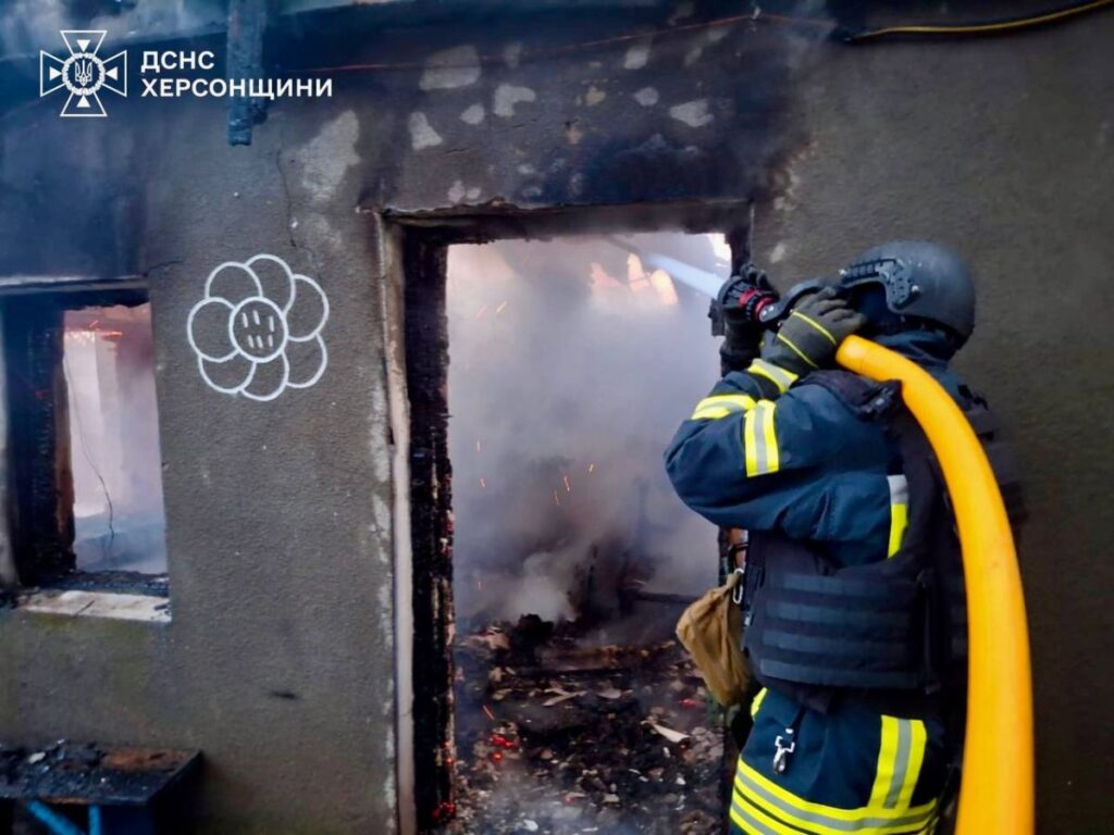Рятувальники гасять пожежу в господарській споруді на Херсонщині