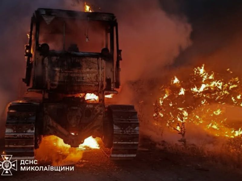 Рятувальники ліквідовують пожежу на Миколаївщині