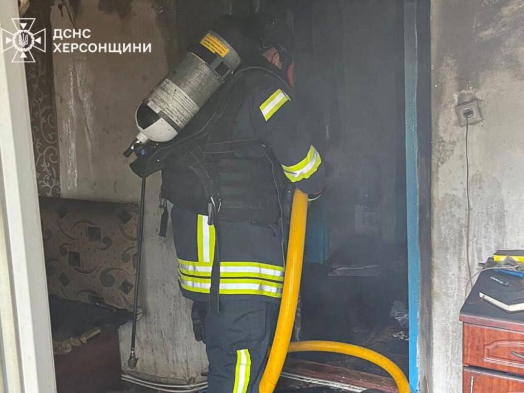 Рятувальники ліквідовують пожежу у приватному будинку на Херсонщині