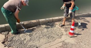 Ремонт доріг в умовах війни: у Нововоронцовці ями доводиться латати вручну