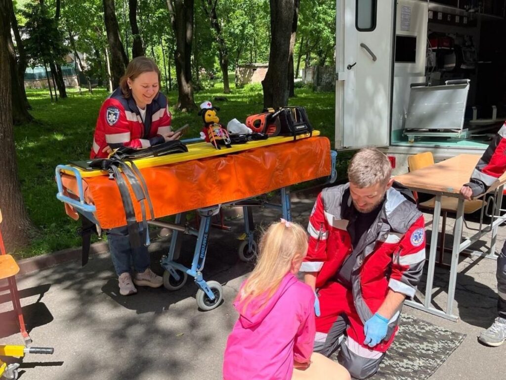 Родини ВПО з Херсонщини на медичному заході у Черкасах