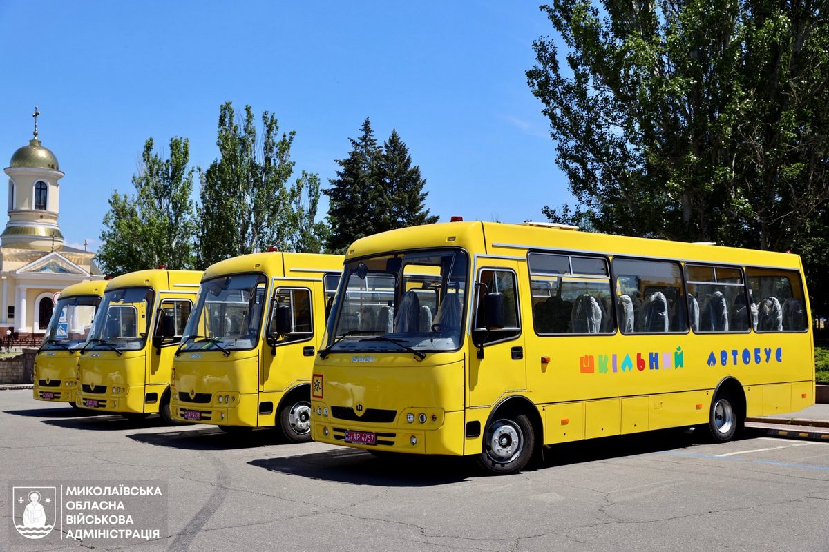 Чотирьом громадам Миколаївщини передали нові шкільні автобуси