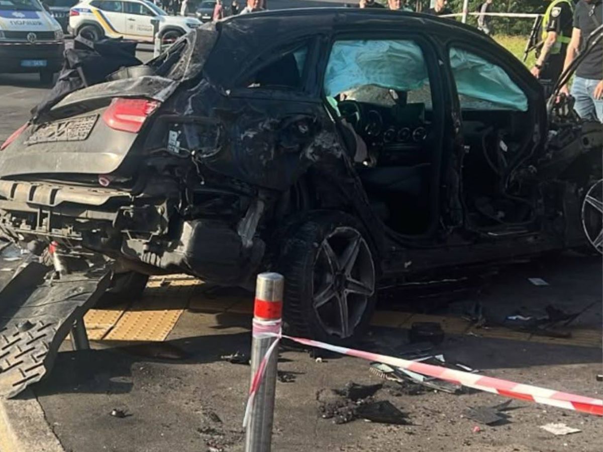 У Києві Mercedes влетів у підземний перехід: за кермом був житель Херсонщини