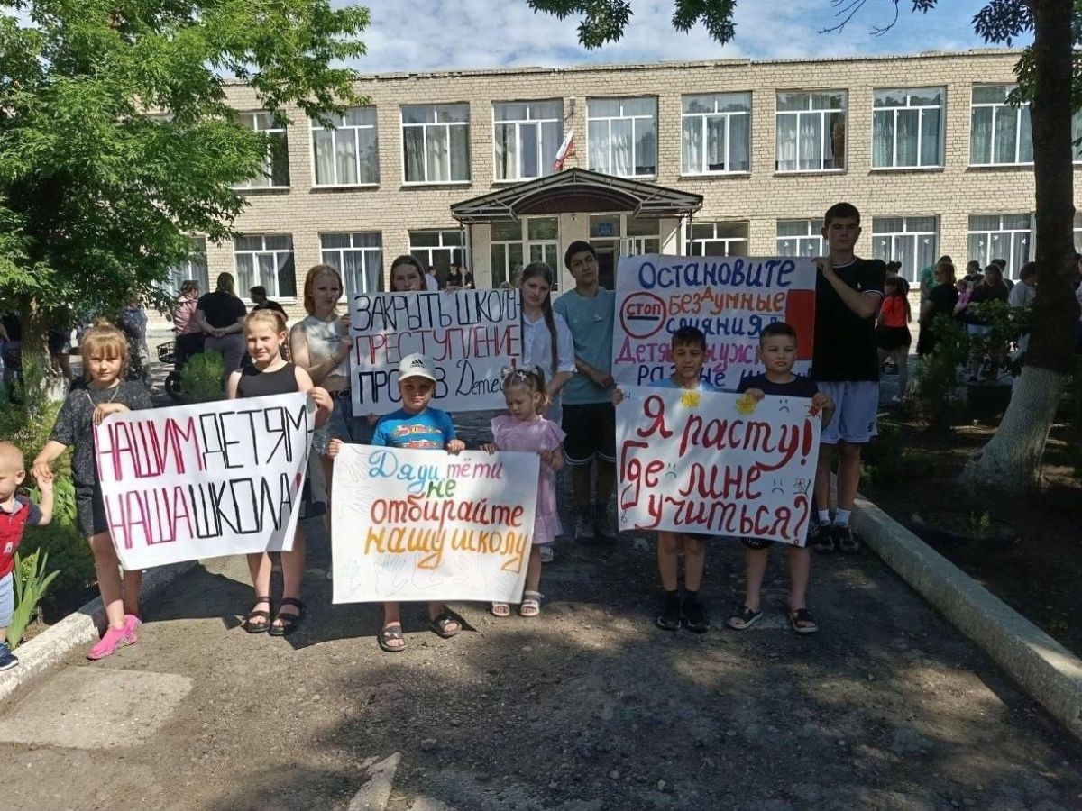 На ТОТ Херсонщини батьки намагаються врятувати місцеву школу від закриття