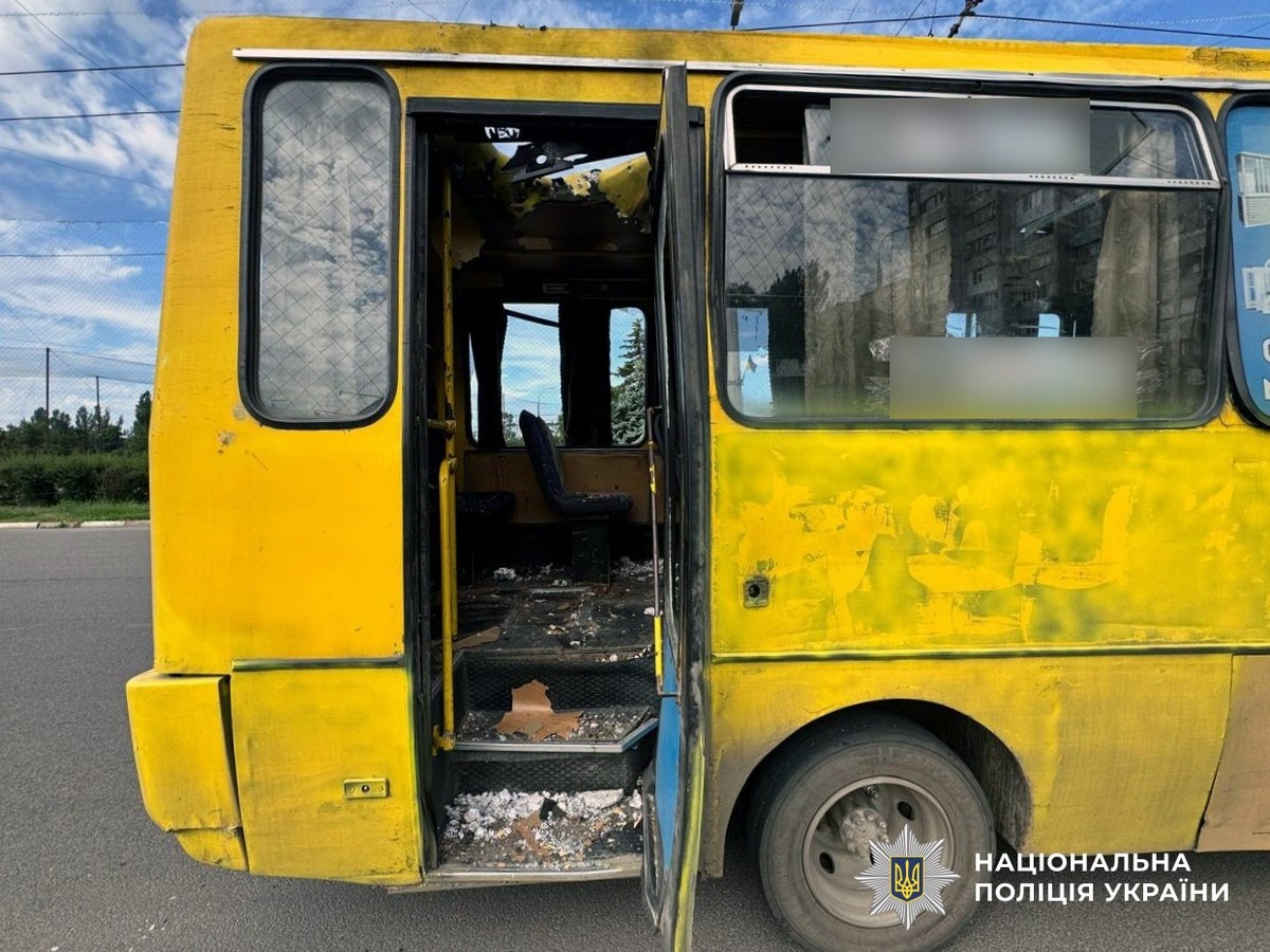 Удар по маршрутці в Херсоні: загинула жінка, 5 поранених