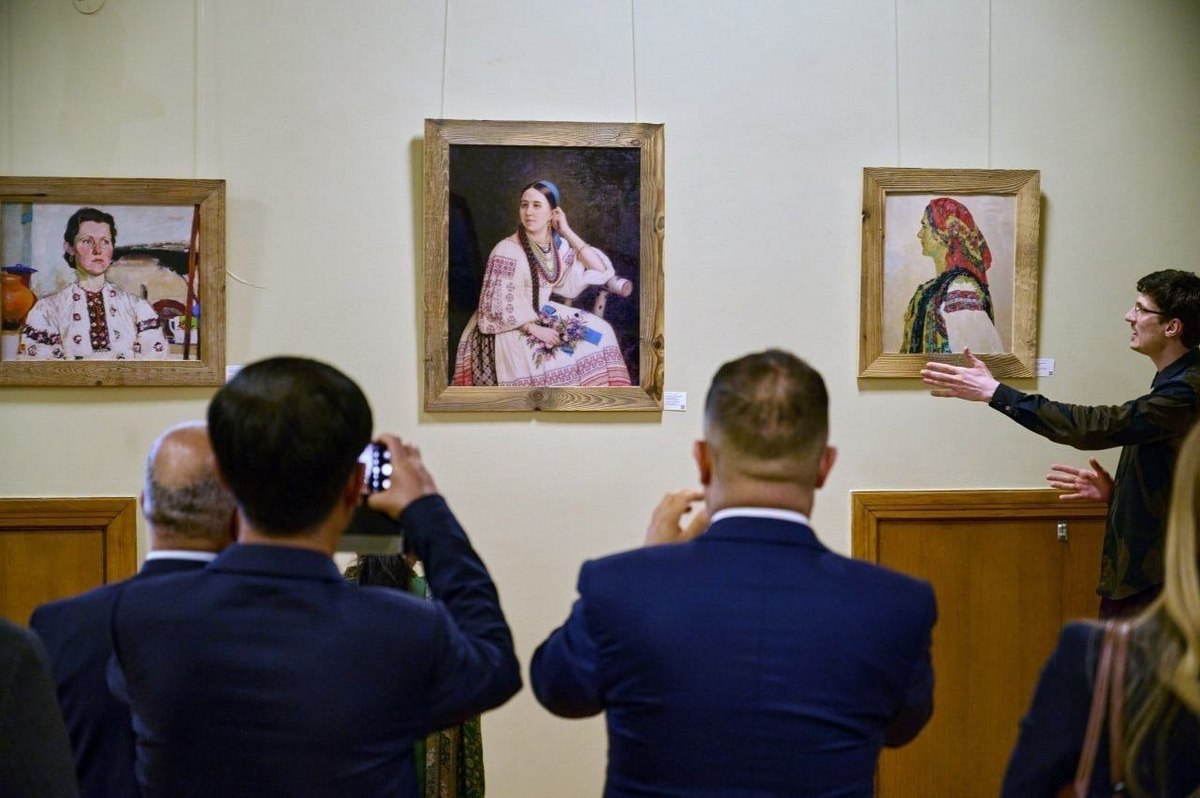 «Повернення пам’яті Херсона»: у Міністерстві закордонних справ презентували виставку викрадених експонатів