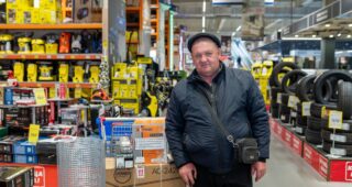 Відновив господарство з нуля: грошова підтримка допомогла жителю Бериславщини знову займатися птахівництвом