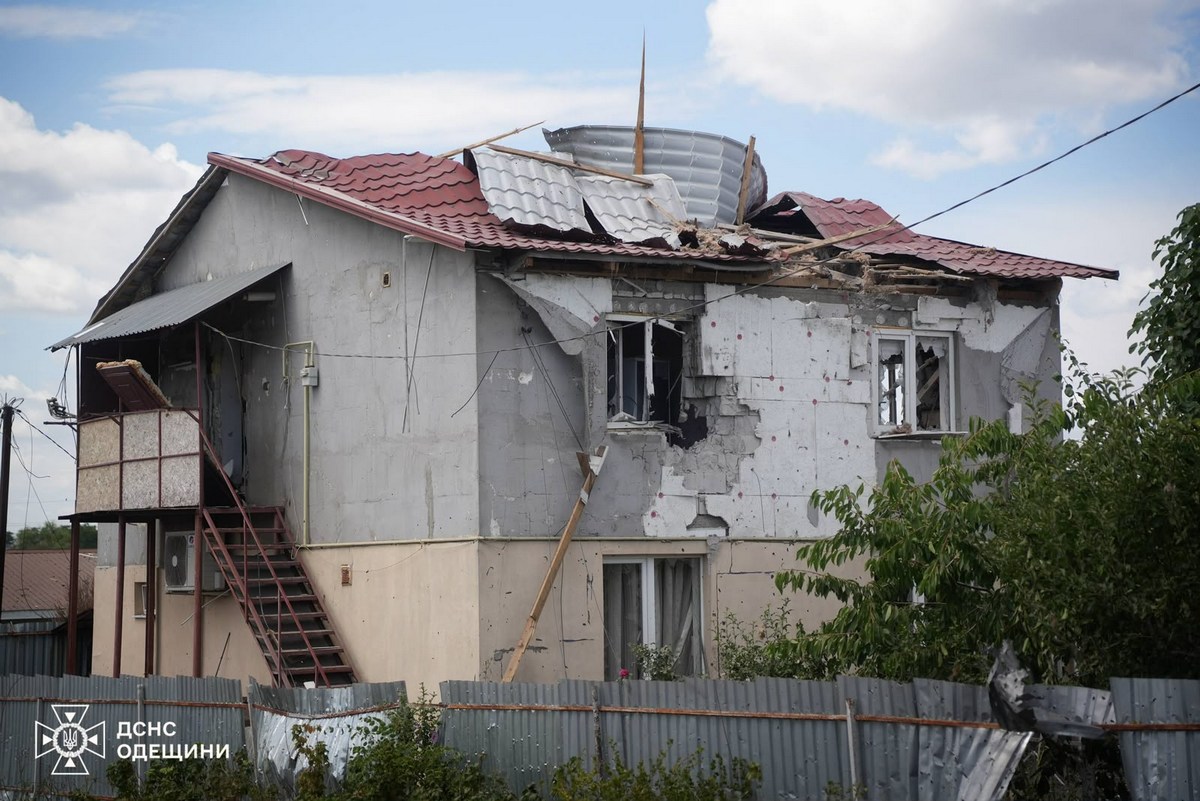 У передмісті Одеси внаслідок російської ракетної атаки виникла пожежа у житловому секторі (ОНОВЛЕНО)