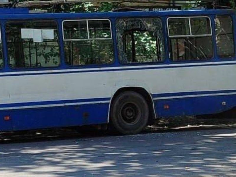 Ворог знову атакував тролейбус у Херсоні