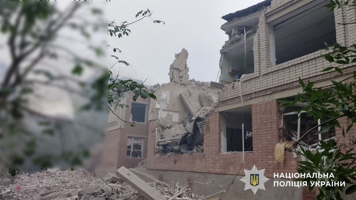 Окупанти вдарили КАБами по Острову в Херсоні: зруйновано школу (фото)