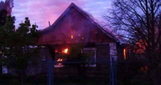 Ворог випалює села на Херсонщині: люди вимушені боротися з вогнем самотужки (фото)