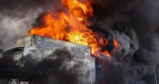 Вибухи й пожежі після влучання ворожих КАБів майже знищили Чорнобаївську птахофабрику (фото, відео)