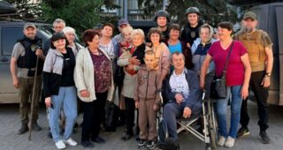 Команда херсонського волонтера за два місяці евакуювала понад 350 людей і майже 80 тварин