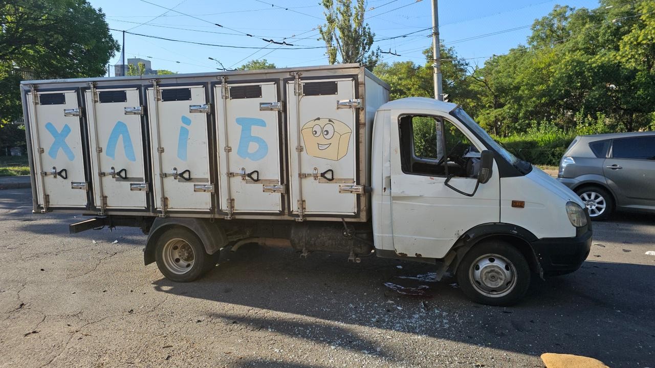 Дрон вдарив у лобове скло автівки, що розвозила хліб у Херсоні: водій загинув
