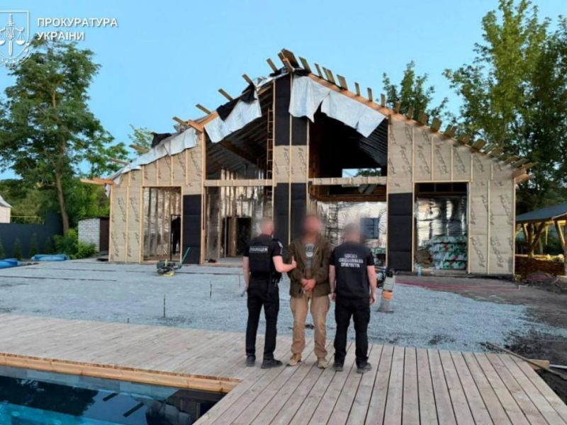 На Одещині командир військової частини змушував бійців будувати свій дім: його затримали