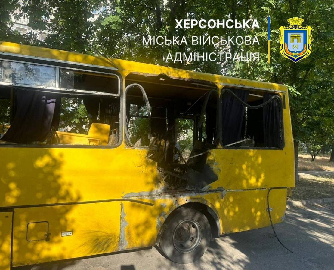 Окупанти знову вдарили по маршрутці в Херсоні – є загиблі та поранені