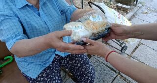 «Для багатьох ці коробки з гарячими обідами – єдина їжа»: історія про життя в червоних зонах Херсона