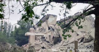 Штаб Мадяра і 3-тонна бомба: російські пропагандисти поширюють фейки про зруйнований у Херсоні ліцей