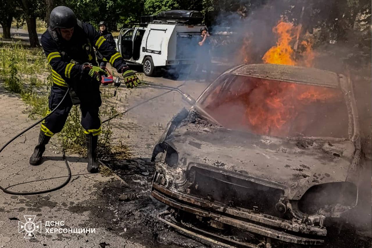 У Херсоні через атаку російських дронів спалахнули будинок і легковик