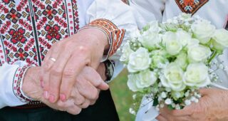 Любов не знає віку: на Франківщині побралася літня пара з Херсонщини