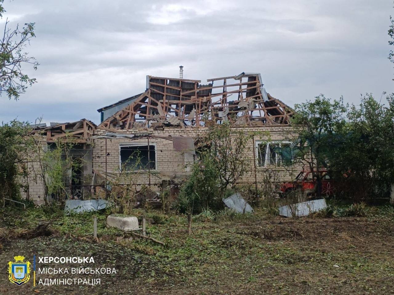 Ворог атакував Херсон дронами, а Зеленівку – КАБами: є жертви, пошкоджено будинки (фото)