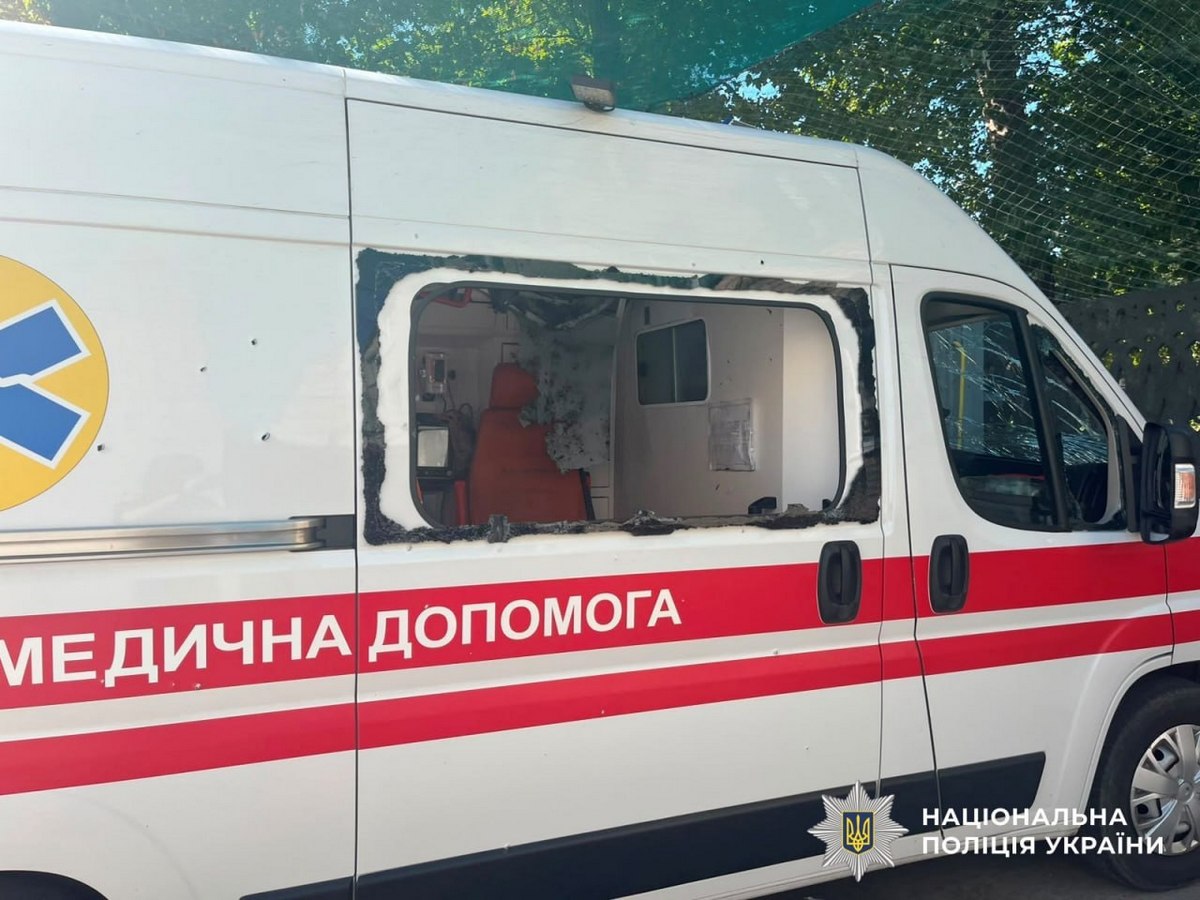У Херсоні рашисти вдарили по швидкій, яка прибула на допомогу постраждалим від попередньої атаки (фото)