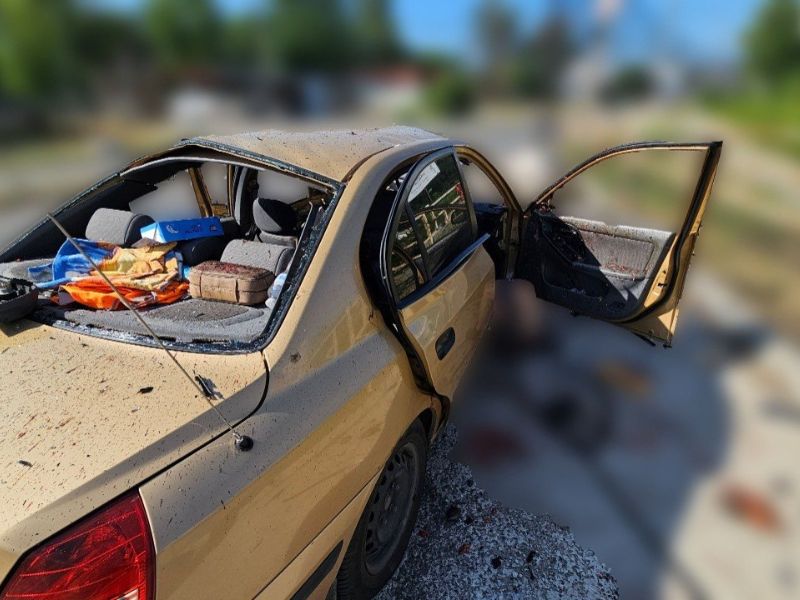 Цивільний автомобіль у Херсоні після атаки російського дрона