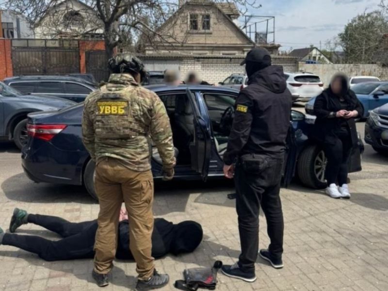 За 12 тисяч доларів обіцяли «списати» з армії: на Одещині судитимуть військового та його спільницю