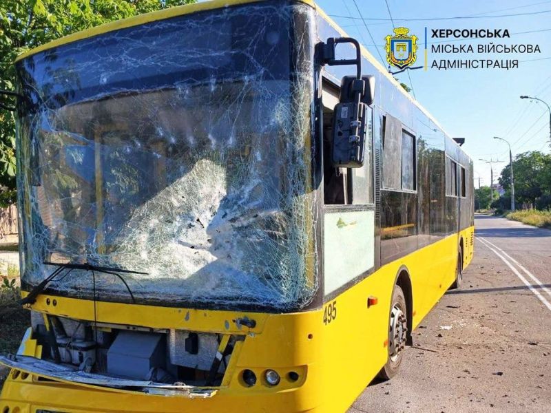 Пошкоджений тролейбус у Херсоні