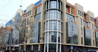 Російські бомби поставили крапку в історії скандального ТРЦ в центрі Херсона?