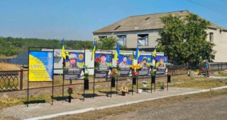 “Тут – біль, любов, молитва і віра”: у селах на Херсонщині відкрили Алею надії та Алею пам’яті
