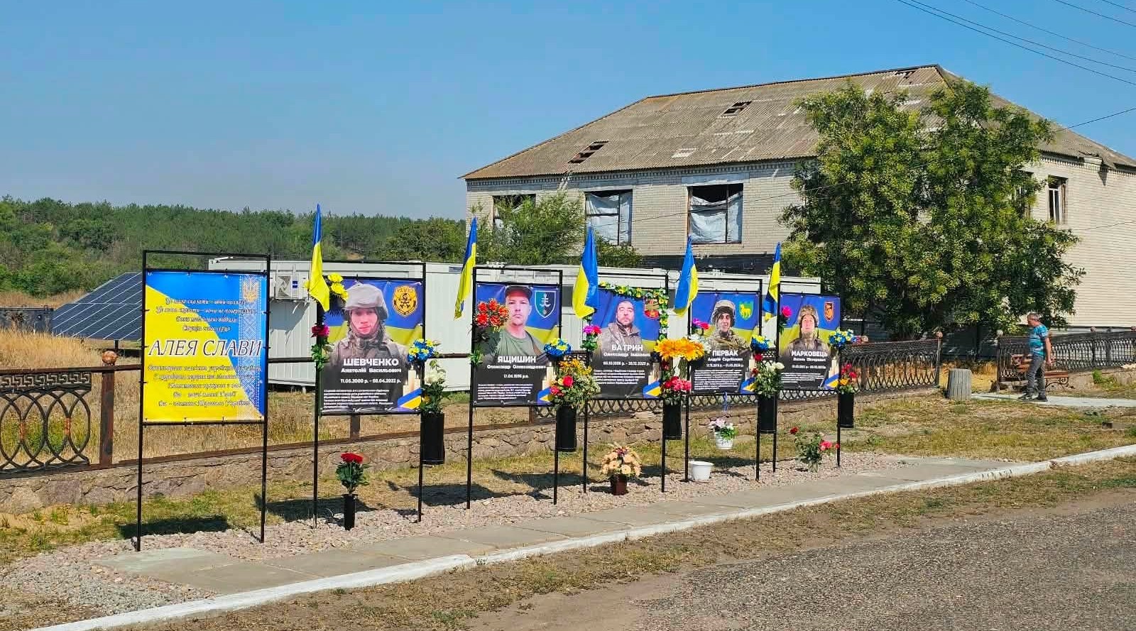 “Тут – біль, любов, молитва і віра”: у селах на Херсонщині відкрили Алею надії та Алею пам’яті