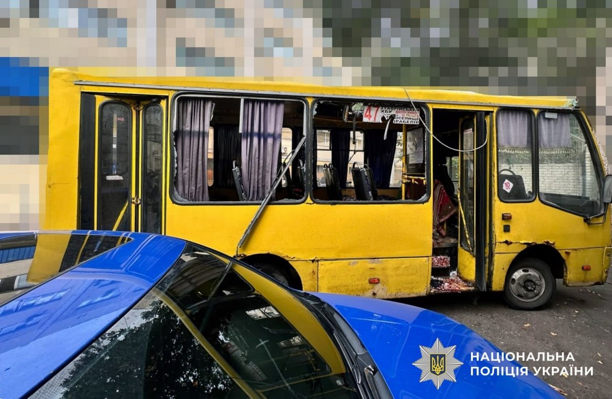 Ворожий удар по маршрутці у Херсоні: після атаки водій продовжив рух та довіз поранених до лікарні (фото)