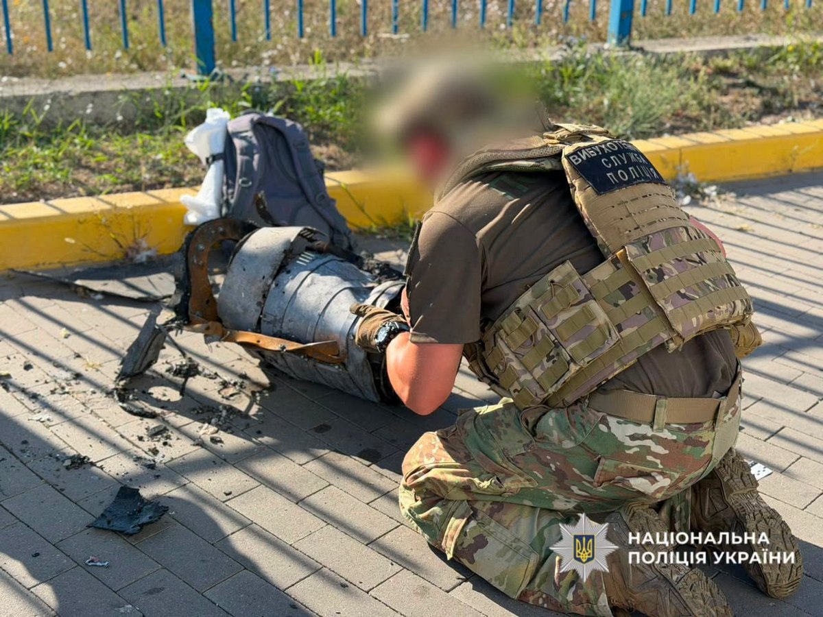Поліція показала наслідки російської атаки на поштове відділення у передмісті Одеси (фото)