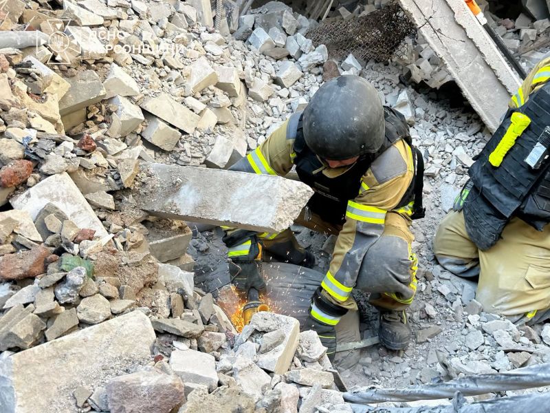 З-під завалів зруйнованого навчального закладу в Херсоні деблокували тіло загиблого (ФОТО)
