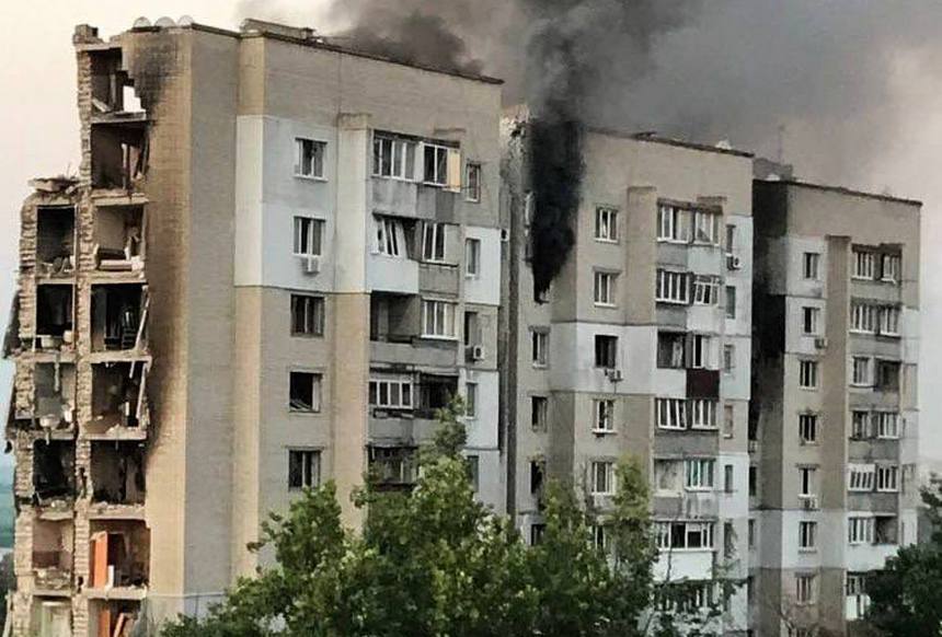 Окупанти скинули дві авіабомби на багатоповерхівку у Херсоні (фото)