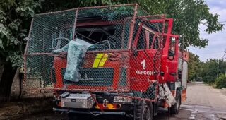 Дроновий терор: на Херсонщині ворог б’є по волонтерах, рятувальниках та евакуаційних групах