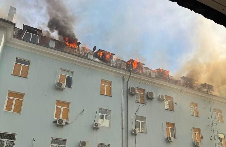 У Херсоні горіла будівля податкової служби: ворожий дрон скинув снаряд із запалювальною сумішшю (фото)