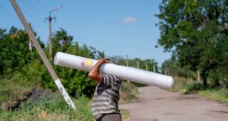 Жителям Бериславського району передали екстрені набори для ремонту будинків