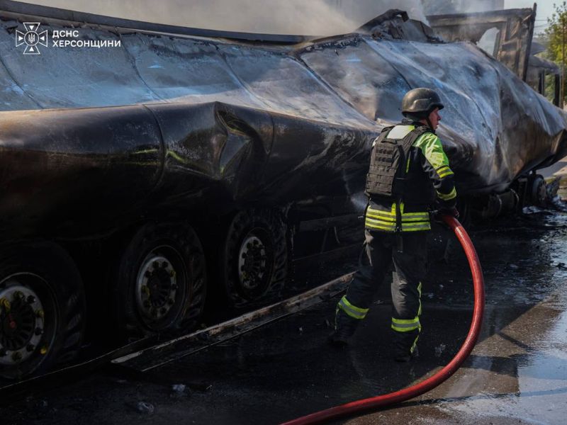 У центрі Херсона дрон знищив вантажівку з товаром
