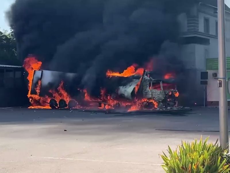 У центрі Херсона ворожий дрон спалив вантажівку, яка везла товар до магазину (ФОТО)