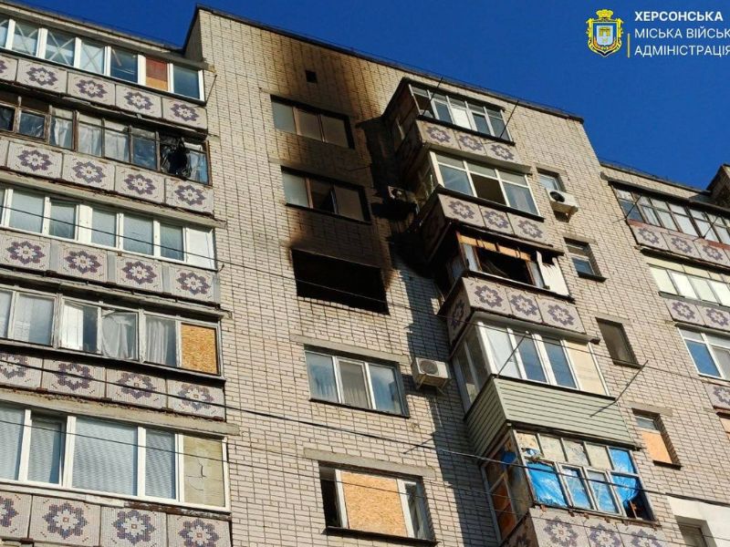 У Херсоні дрон влучив у квартиру багатоповерхівки – сталася пожежа