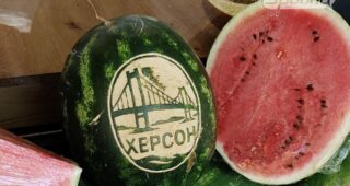Антонівський міст на кавуні: нині спосіб привернути увагу покупців, а колись – фестивальна родзинка Херсонщини