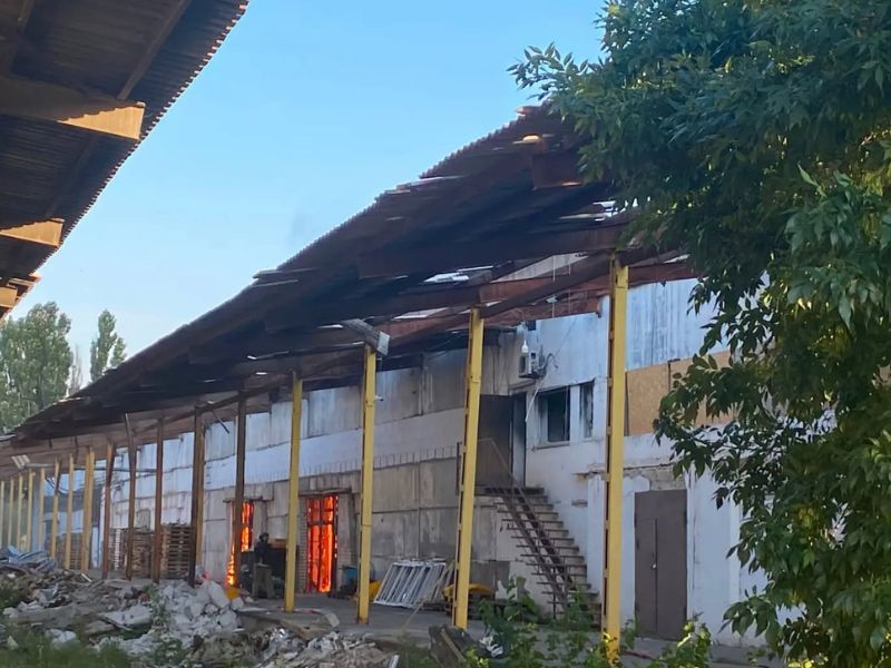 У Херсоні через атаку дрона згоріли гуманітарні запаси Червоного Хреста (ФОТО)