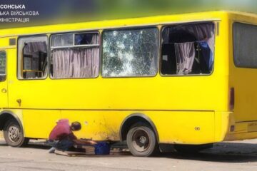 Ворог двічі атакував громадський транспорт, поранено понад 20 людей: як минув день на Херсонщині
